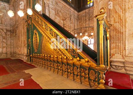 Il Cairo, Egitto - 24 Febbraio 2010: oro Minbar in Muhammad Ali Pasha Mosque a Cittadella del Cairo in Egitto. Foto Stock