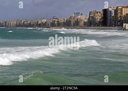 Alessandria, Egitto - 28 febbraio 2010: Edifici residenziali sul fronte del Mar Mediterraneo giornata di sole ad Alessandria, Egitto. Foto Stock