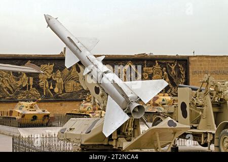 Cairo, Egitto - 24 febbraio 2010: Vecchi razzi e veicoli dell'esercito d'epoca al Museo militare Nazionale del Cairo, Egitto. Foto Stock