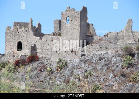 Uno scorcio delle rovine del Mausoleo di Tredoliche. Paesaggio dalle rovine di Cirella, villaggio abbandonato per un secolo nella regione Calabria. Foto Stock
