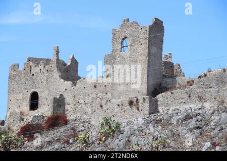 Uno scorcio delle rovine del Mausoleo di Tredoliche. Paesaggio dalle rovine di Cirella, villaggio abbandonato per un secolo nella regione Calabria. Foto Stock