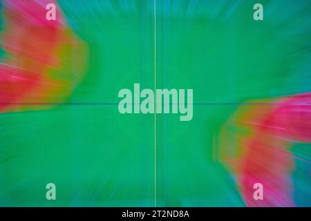 Sfondo verde astratto con linea blu orizzontale e linea bianca verticale con colori sfocati Foto Stock