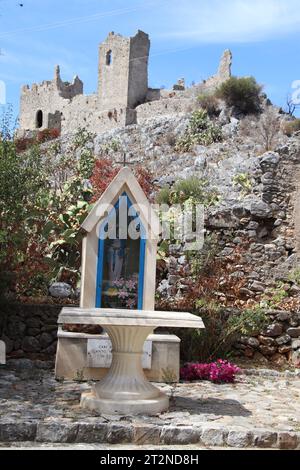 Uno scorcio delle rovine del Mausoleo di Tredoliche. Paesaggio dalle rovine di Cirella, villaggio abbandonato per un secolo nella regione Calabria. Foto Stock
