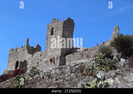 Uno scorcio delle rovine del Mausoleo di Tredoliche. Paesaggio dalle rovine di Cirella, villaggio abbandonato per un secolo nella regione Calabria. Foto Stock