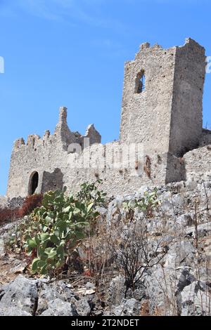 Uno scorcio delle rovine del Mausoleo di Tredoliche. Paesaggio dalle rovine di Cirella, villaggio abbandonato per un secolo nella regione Calabria. Foto Stock