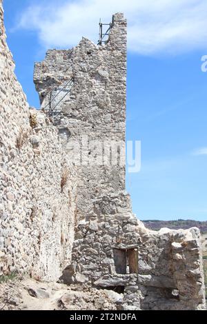 Uno scorcio delle rovine del Mausoleo di Tredoliche. Paesaggio dalle rovine di Cirella, villaggio abbandonato per un secolo nella regione Calabria. Foto Stock