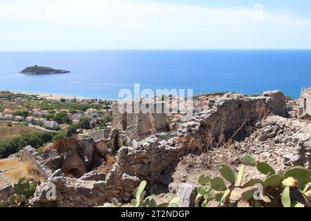 Uno scorcio delle rovine del Mausoleo di Tredoliche. Paesaggio dalle rovine di Cirella, villaggio abbandonato per un secolo nella regione Calabria. Foto Stock