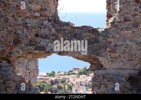 Uno scorcio delle rovine del Mausoleo di Tredoliche. Paesaggio dalle rovine di Cirella, villaggio abbandonato per un secolo nella regione Calabria. Foto Stock