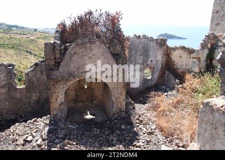 Uno scorcio delle rovine del Mausoleo di Tredoliche. Paesaggio dalle rovine di Cirella, villaggio abbandonato per un secolo nella regione Calabria. Foto Stock