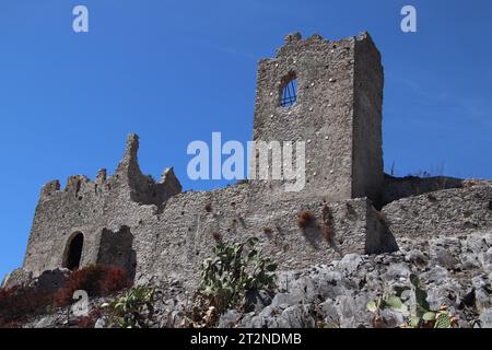 Uno scorcio delle rovine del Mausoleo di Tredoliche. Paesaggio dalle rovine di Cirella, villaggio abbandonato per un secolo nella regione Calabria. Foto Stock