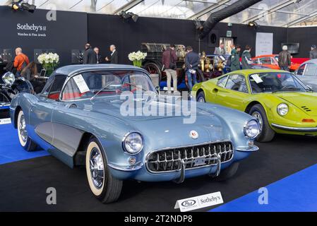 Parigi, Francia - RM Sotheby's Paris 2019. Concentrati su una Chevrolet Corvette Artic Blue 1956. Numero di telaio E56S001947. Foto Stock