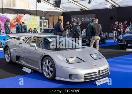 Parigi, Francia - RM Sotheby's Paris 2019. Concentrati su una Bugatti EB110 Super Sport argento del 1994. Foto Stock