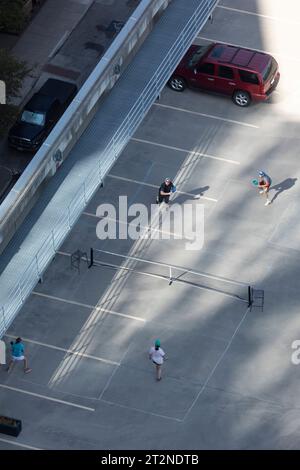 Vista ad alto angolo dei giocatori di Pickleball sul campo temporaneo sul tetto della rampa di parcheggio di Austin, Texas Foto Stock