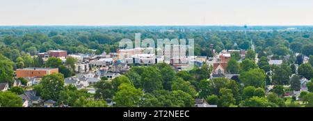 Ampia vista panoramica del centro di Auburn con il tribunale della contea di Dekalb sul retro dell'aereo Foto Stock