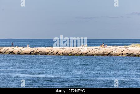 la gente prende il sole sulla spiaggia di gin Foto Stock