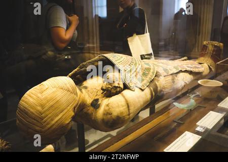 La mummia egiziana al Museo del Louvre, Parigi, Francia. Galleria egiziana del Louvre. La mamma del Louvre. Foto Stock