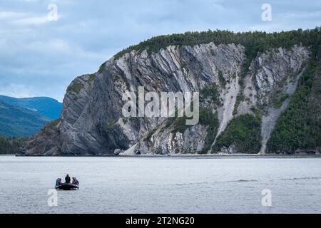 Zodiac e formazioni rocciose a Norris Point, Gros Morne NP a Terranova Foto Stock