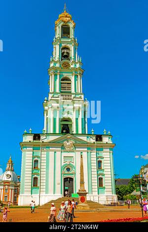 Vista del campanile principale della Santissima Trinità Sergio Lavra nella città di Sergio Posad Foto Stock