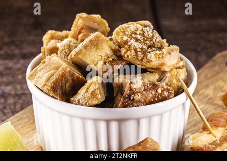 Ciotola di crackling, antipasto brasiliano fatto da frittura di pancetta, cuoio o carne e un sacco di grasso, preso dalla pancia di maiale. Foto Stock