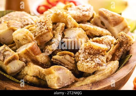 Ciotola di crackling, antipasto brasiliano fatto da frittura di pancetta, cuoio o carne e un sacco di grasso, preso dalla pancia di maiale. Foto Stock