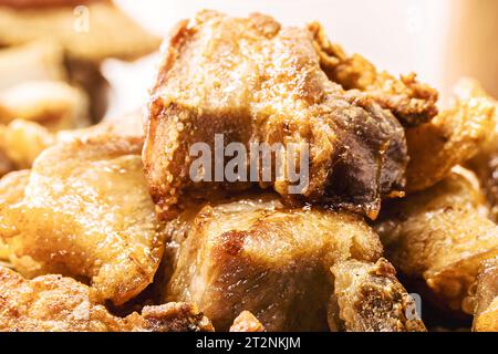 Ciotola di crackling, antipasto brasiliano fatto da frittura di pancetta, cuoio o carne e un sacco di grasso, preso dalla pancia di maiale. Foto Stock