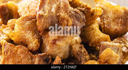 Snack brasiliano di maiale, croccante crackling tipico di Minas Gerais Foto Stock