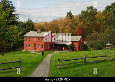 La Fruitlands Farm House abitata da Louisa May Alcott e la sua famiglia, e visitata da Ralph Waldo Emerson, e Thoreau in un giorno coperto con strik Foto Stock