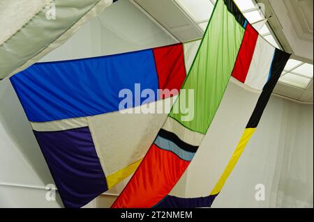 Rachel Hayes dell'Oklahoma, colorata mostra di tessuti in mostra al Fruitlands Museum di Harvard, Massachusetts Foto Stock