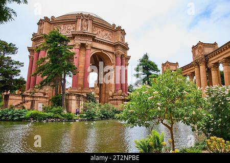 Alberi intorno alla laguna con rotonda aperta e colonnato in stile antico romano Foto Stock