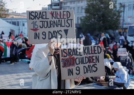 Istanbul, Istanbul, Turchia. 20 ottobre 2023. Decine di donne turche siedono al centro di Piazza EminÃ¶nÃ¼ a Istanbul, esprimendo il loro rifiuto della guerra a Gaza. (Immagine di credito: © Shady Alassar/ZUMA Press Wire) SOLO USO EDITORIALE! Non per USO commerciale! Foto Stock