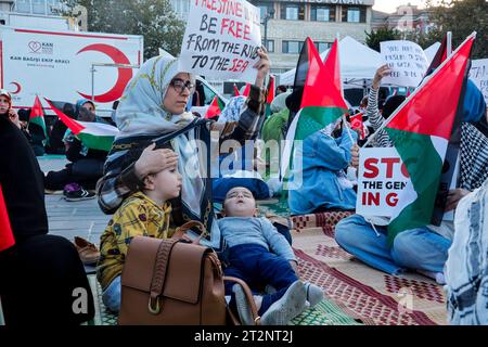 Istanbul, Istanbul, Turchia. 20 ottobre 2023. Decine di donne turche siedono al centro di Piazza EminÃ¶nÃ¼ a Istanbul, esprimendo il loro rifiuto della guerra a Gaza. (Immagine di credito: © Shady Alassar/ZUMA Press Wire) SOLO USO EDITORIALE! Non per USO commerciale! Foto Stock