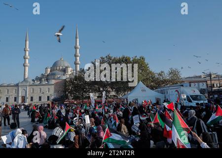 Istanbul, Istanbul, Turchia. 20 ottobre 2023. Decine di donne turche siedono al centro di Piazza EminÃ¶nÃ¼ a Istanbul, esprimendo il loro rifiuto della guerra a Gaza. (Immagine di credito: © Shady Alassar/ZUMA Press Wire) SOLO USO EDITORIALE! Non per USO commerciale! Foto Stock