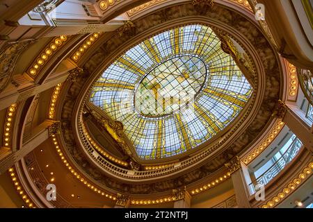 Elegante mosaico di vetrate colorate sul soffitto di vetro della Rotunda Foto Stock