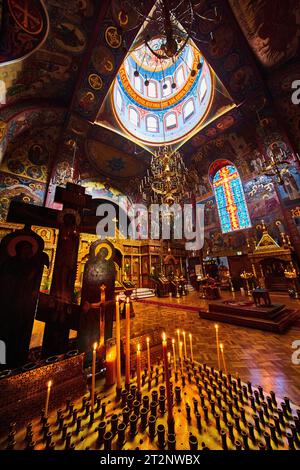 Candele di preghiera accese all'interno della Cattedrale della Santa Vergine Foto Stock