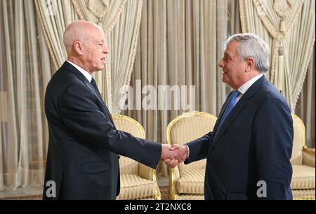 (231020) -- TUNISI, 20 ottobre 2023 (Xinhua) -- il presidente tunisino Kais Saied (L) stringe la mano al vice primo ministro italiano e ministro degli affari esteri Antonio Tajani durante la riunione a Tunisi, in Tunisia, il 20 ottobre 2023. La Tunisia e l'Italia hanno firmato venerdì un memorandum d'intesa per gestire meglio il flusso legale degli immigrati tunisini verso l'Italia, secondo una dichiarazione del Ministero degli affari Esteri tunisino. (Presidenza tunisina/Handout via Xinhua) Foto Stock