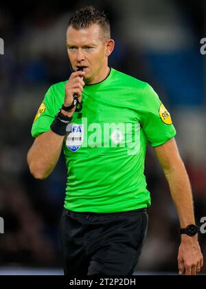 Doetinchem, Paesi Bassi. 20 ottobre 2023. DOETINCHEM, PAESI BASSI - 20 OTTOBRE: L'arbitro Allard Lindhout guarda durante il Keuken Kampioen Divisie match tra De Graafschap e FC Groningen allo Stadion De Vijverberg il 20 ottobre 2023 a Doetinchem, Paesi Bassi. (Foto di Rene Nijhuis/Orange Pictures) credito: Orange Pics BV/Alamy Live News Foto Stock