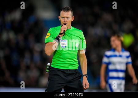 Doetinchem, Paesi Bassi. 20 ottobre 2023. DOETINCHEM, PAESI BASSI - 20 OTTOBRE: L'arbitro Allard Lindhout guarda durante il Keuken Kampioen Divisie match tra De Graafschap e FC Groningen allo Stadion De Vijverberg il 20 ottobre 2023 a Doetinchem, Paesi Bassi. (Foto di Rene Nijhuis/Orange Pictures) credito: Orange Pics BV/Alamy Live News Foto Stock