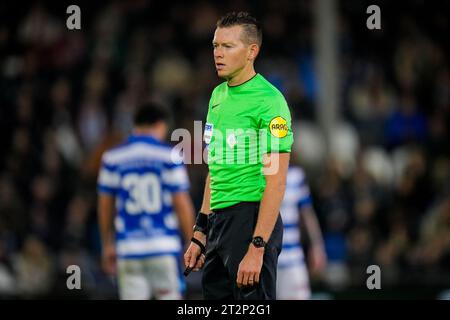 Doetinchem, Paesi Bassi. 20 ottobre 2023. DOETINCHEM, PAESI BASSI - 20 OTTOBRE: L'arbitro Allard Lindhout guarda durante il Keuken Kampioen Divisie match tra De Graafschap e FC Groningen allo Stadion De Vijverberg il 20 ottobre 2023 a Doetinchem, Paesi Bassi. (Foto di Rene Nijhuis/Orange Pictures) credito: Orange Pics BV/Alamy Live News Foto Stock