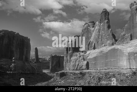 Fotografia in bianco e nero della formazione rocciosa di Park Avenue in arenaria nel Parco Nazionale di Arches, Utah, America, USA Foto Stock