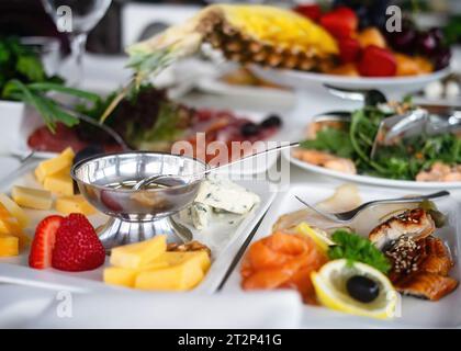Buffet di catering con diversi spuntini e antipasti nel ristorante Foto Stock