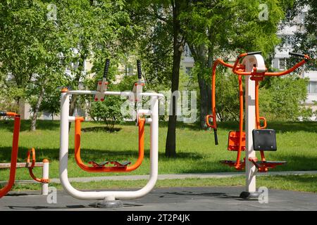 Palestra all'aperto vuota con macchine per esercizi nel parco Foto Stock