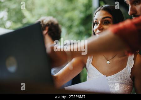 Architetti, ingegneri e uomini d'affari discutono di progetti e dettagli di progetto in un bar. Foto Stock