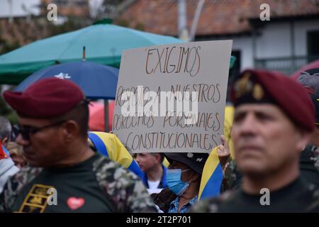 Bogotà, Colombia. 18 ottobre 2023. I veterani militari colombiani tengono una manifestazione contro il governo del presidente colombiano Gustavo Petro il 18 ottobre 2023. Foto di: Cristian Bayona/Long Visual Press Credit: Long Visual Press/Alamy Live News Foto Stock