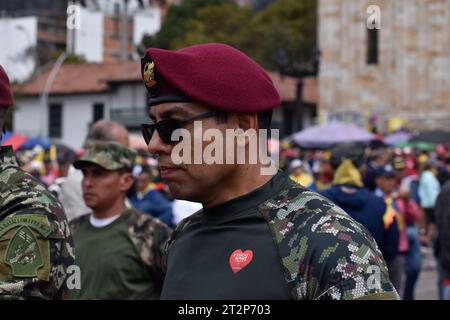 Bogotà, Colombia. 18 ottobre 2023. I veterani militari colombiani tengono una manifestazione contro il governo del presidente colombiano Gustavo Petro il 18 ottobre 2023. Foto di: Cristian Bayona/Long Visual Press Credit: Long Visual Press/Alamy Live News Foto Stock