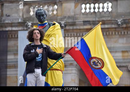 Bogotà, Colombia. 18 ottobre 2023. I veterani militari colombiani tengono una manifestazione contro il governo del presidente colombiano Gustavo Petro il 18 ottobre 2023. Foto di: Cristian Bayona/Long Visual Press Credit: Long Visual Press/Alamy Live News Foto Stock