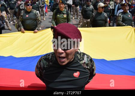 Bogotà, Colombia. 18 ottobre 2023. I veterani militari colombiani tengono una manifestazione contro il governo del presidente colombiano Gustavo Petro il 18 ottobre 2023. Foto di: Cristian Bayona/Long Visual Press Credit: Long Visual Press/Alamy Live News Foto Stock