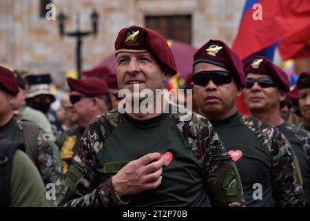 Bogotà, Colombia. 18 ottobre 2023. I veterani militari colombiani tengono una manifestazione contro il governo del presidente colombiano Gustavo Petro il 18 ottobre 2023. Foto di: Cristian Bayona/Long Visual Press Credit: Long Visual Press/Alamy Live News Foto Stock