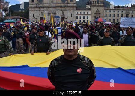 Bogotà, Colombia. 18 ottobre 2023. I veterani militari colombiani tengono una manifestazione contro il governo del presidente colombiano Gustavo Petro il 18 ottobre 2023. Foto di: Cristian Bayona/Long Visual Press Credit: Long Visual Press/Alamy Live News Foto Stock