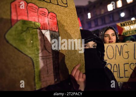 Varsavia, Polonia. 20 ottobre 2023. Il manifestante tiene un cartello contro la guerra durante la manifestazione pro-palestinese a Varsavia. Centinaia di persone - tra cui palestinesi - si sono riunite sotto la pioggia battente nel centro di Varsavia per protestare con lo slogan "Smettila la pulizia etnica a Gaza”. I manifestanti pro-palestinesi chiedono la fine dei bombardamenti civili a Gaza da parte di Israele, l'apertura dei corridoi umanitari e la fornitura di cibo, acqua e medicine agli abitanti della Striscia di Gaza. I manifestanti hanno cantato slogan come "Palestina libera” o "Israele è uno Stato terrorista”. Credito: SOPA Images Limited/Alamy Live News Foto Stock