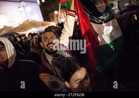 Varsavia, Polonia. 20 ottobre 2023. I manifestanti cantano slogan durante il raduno pro-palestinese a Varsavia. Centinaia di persone - tra cui palestinesi - si sono riunite sotto la pioggia battente nel centro di Varsavia per protestare con lo slogan "Smettila la pulizia etnica a Gaza”. I manifestanti pro-palestinesi chiedono la fine dei bombardamenti civili a Gaza da parte di Israele, l'apertura dei corridoi umanitari e la fornitura di cibo, acqua e medicine agli abitanti della Striscia di Gaza. I manifestanti hanno cantato slogan come "Palestina libera” o "Israele è uno Stato terrorista”. Credito: SOPA Images Limited/Alamy Live News Foto Stock